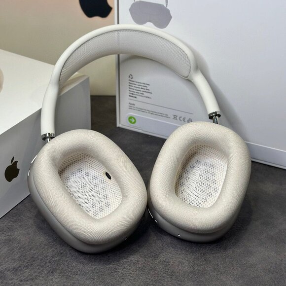 Starlight AirPods Max - Picture 3 of 5